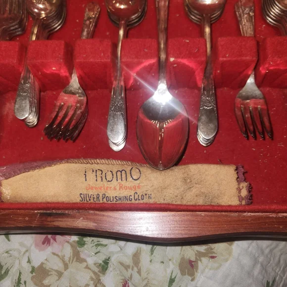 Vintage BELOVED WM Rogers 52 Piece Silver Flatware Silverwear Set in Wooden Case - Picture 3 of 8